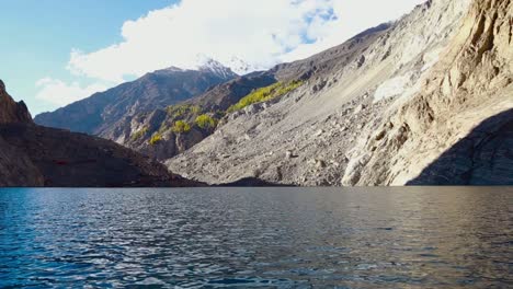 Magnífico-Lago-Azul-Rodeado-De-Montañas-Cubiertas-De-Nieve,-La-Vista-Más-Espectacular-De-La-Montaña-Con-Lago