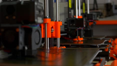 3D-Drucker,-Die-Gleichzeitig-In-Der-Werkstatt-Arbeiten---Rack-Fokus