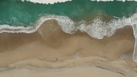 Nachmittags-Kamera-Nach-Unten-Drohne-Blick-Vom-Wasser-Und-Kleine-Wellen-Von-Redondo-Beach,-Kalifornien