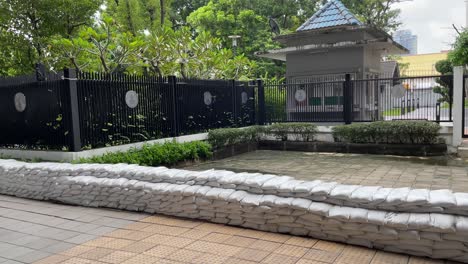 The-barrier-of-sandbags-is-stacked-neatly-to-prevent-the-flood-water-from-overflowing-in-Bangkok,-Thailand