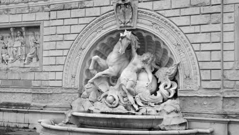Schwarz-Weiß-Aufnahme-Einer-Wunderschönen-Skulpturenstatue-Entlang-Des-Brunnens-Auf-Einer-Treppe,-Die-Tagsüber-Zum-Montagnola-Park-In-Bologna,-Italien,-Führt
