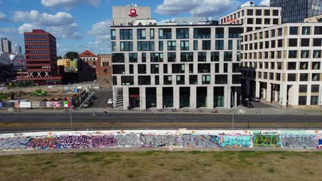 Berliner-Mauer-Mit-Graffiti