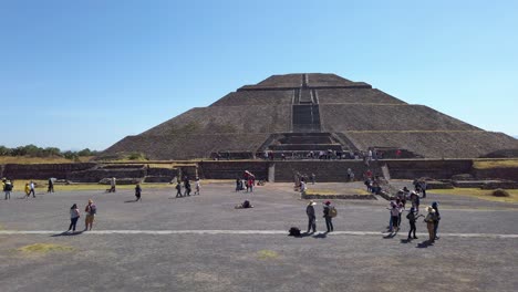 Shot-of-tourists-walking-around-ancient-site-with-architecturally-significant-Mesoamerican-pyramids,-Teotihuacan,-Mexico-at-daytime