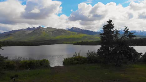 Video-De-Drones-De-4k-De-Montañas-Alrededor-Del-Lago-Otto-Cerca-De-Healy,-Alaska-En-Un-Día-Soleado-De-Verano