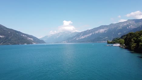 Drohnenaufnahme-Magischer-Blauer-Schweizer-Seen