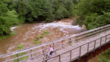 Radfahren-Im-New-River-State-Park-Gegenüber-Trestle-In-Der-Nähe-Von-Galax-Virginia