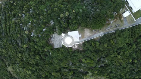 Blick-Auf-Eine-Historische-Unterkunft-Eines-Leuchtturmwärters,-Umgeben-Von-üppiger-Vegetation