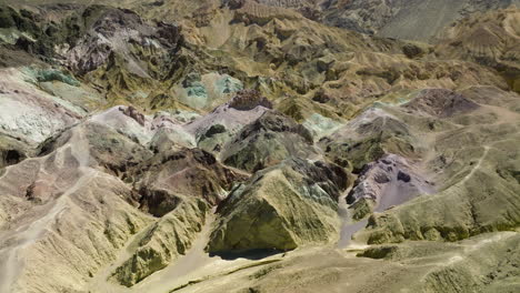 Atemberaubende-Aussicht-Auf-Die-Gebirgskette-Des-Death-Valley-In-Kalifornien,-USA---Luftaufnahme