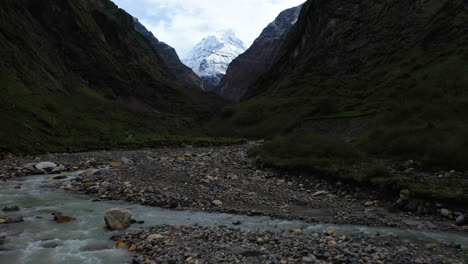Reveladora-Toma-De-Un-Dron-De-Un-Arroyo-Dentro-De-Un-Valle-De-Las-Montañas-De-Annapurna,-Nepal