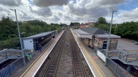 Train-Station-at-Moreton-in-Marsh-in-the-Cotswolds,-England---Panorama-view-from-passenger-bridge