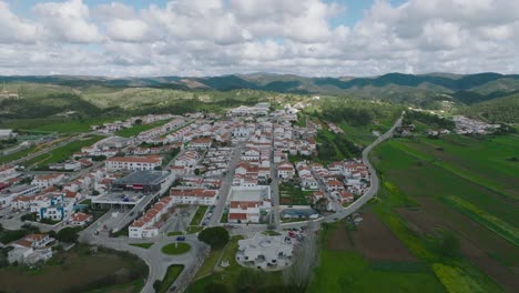 Drohnenflug-Mit-Weitem-Blick-über-Die-Wunderschöne-Stadt-Aljezur-In-Portugal