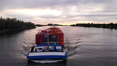 Luftparallaxe-Um-Den-Vorderen-Bug-Des-Frachtcontainertransportschiffs-Levante-Entlang-Der-Oude-Maas-Vor-Dem-Sonnenuntergangshimmel