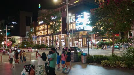 Turistas-Caminando-Por-La-Avenida-Principal-De-Singapur