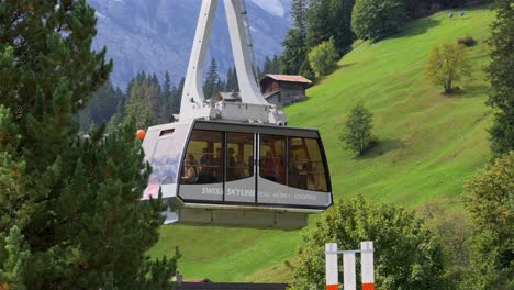 Swiss-Skyline-Gondel-Fährt-In-Mürren,-Schweiz-Ab