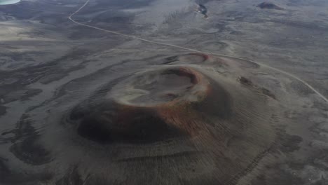 Cráter-Volcánico-Cerca-Del-Lago-Blahylur-En-Islandia