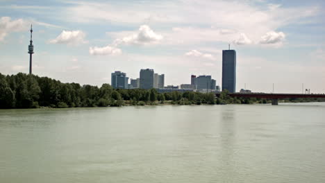 Das-österreichische-Ufer-Der-Donau-2