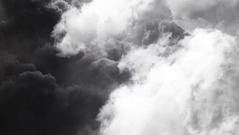 4k-Dicke-Graue-Und-Dunkle-Kumuluswolken-Am-Himmel-Mit-Einem-Gewitter