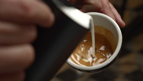 Ein-Barista-Serviert-Einen-Cappuccino-Mit-Latte-Art