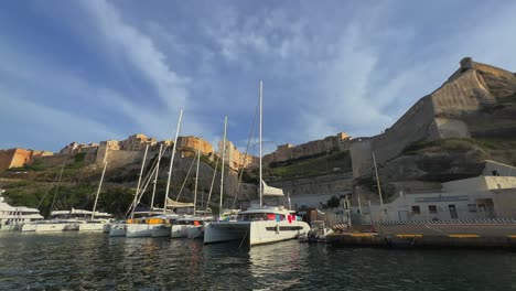 Blick-Vom-Fahrenden-Boot-Auf-Den-Hafen-Von-Bonifacio-Auf-Korsika-Und-Das-Berühmte-Schloss