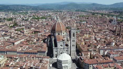 Birds-eye-view-of-Florence-Cathedral,-UNESCO-World-Heritage-Site,-famous-travel-destination-in-Italy