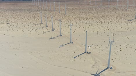 Luftaufnahme-Eines-Windparks-In-Der-Wüste-Von-Palm-Springs-|-Nachmittagsbeleuchtung