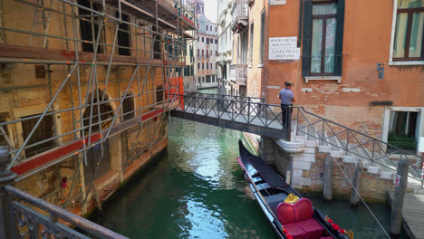 Puente-De-Acero-Resistente-En-Venecia,-Italia.-Mano