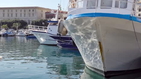 Hafen-Von-Palermo-In-Der-Nähe-Des-Castello-A-Mare-Mit-Luxusyachten-Und--booten-Und-Wasserspiegelungen