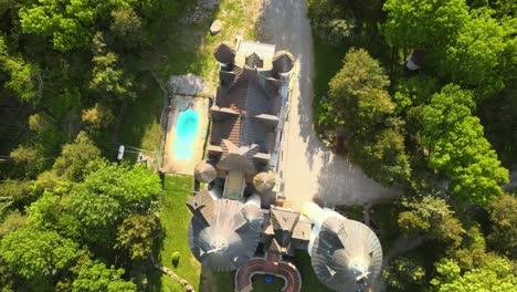 Aerial-ascending-shot-of-Castle-Gwynn-located-in-Arrington,-Tennessee