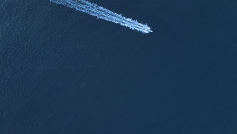 Luftaufnahme-Eines-Schnellbootes,-Das-über-Das-Tiefblaue-Wasser-Des-Ozeans-Fährt