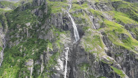 Schweizer-Alpen-Wasserfall-Auf-Einem-Großen,-Hochgelegenen-Und-Felsigen-Berg,-Obwalden,-Drohnen-Luftaufnahme