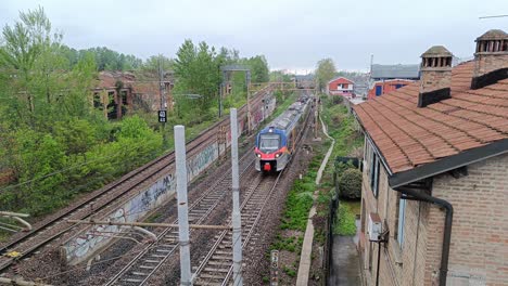 Alstom-Tren-Pop-De-La-Compañía-De-Transporte-Trenitalia-Cerca-De-Módena-Conduciendo-Lentamente