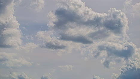Stürmische-Wolkenlandschaft-Verstreut-über-Düsteren-Himmel.-Zeitraffer