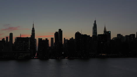 Schneller-Diagonaler-Luftflug-In-Richtung-Manhattan-Bei-Wunderschönem-Sonnenuntergang-In-Der-Dämmerung