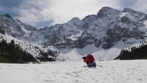 Ein-Mädchen-Fotografiert-Die-Wunderschöne-Berglandschaft-Im-Schnee-Und-Fotografiert-Touristen-An-Einem-Sonnigen-Wintertag