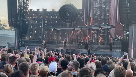 Toma-Panorámica-De-La-Popular-Banda-De-Rock-Rammstein-Actuando-En-El-Escenario-En-Estonia