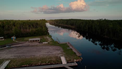 Luftaufnahme-über-Bootsrampe-Und-Hafengebiet-Entlang-Der-Florida-Intracoastal-Waterway