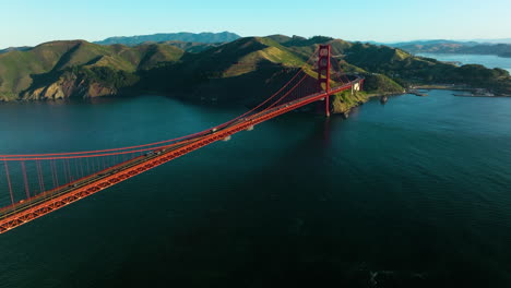 Vista-Panorámica-De-La-Puerta-Dorada-Que-Conecta-La-Bahía-De-San-Francisco-Y-El-Océano-Pacífico-En-San-Francisco,-California-Durante-El-Amanecer
