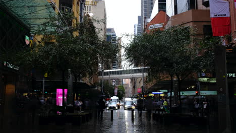 Traffic-Timelapse-in-front-of-shopping-mall-in-Sydney,-NSW-with-Rain
