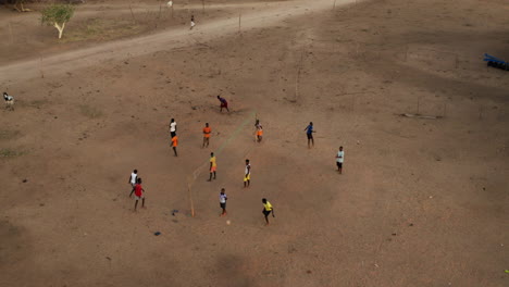 Junge-Einheimische-Spielen-Volleyball-Im-Dorf-Karo-Tribe,-Omo-Tal,-Äthiopien