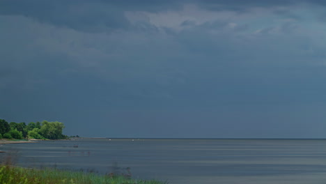 Zeitraffer-Einer-Natürlichen-Strandlandschaft-Vor-Einem-Nebligen-Himmel
