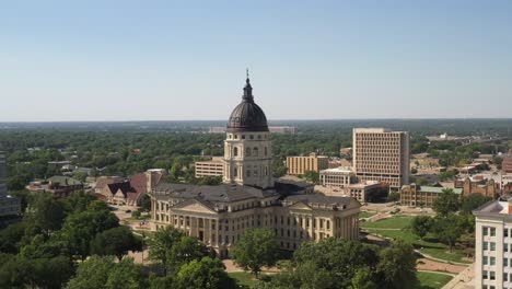 Edificio-Del-Capitolio-Del-Estado-De-Kansas-En-Topeka,-Kansas-De-Cerca-Con-Video-De-Drones-Avanzando-En-ángulo