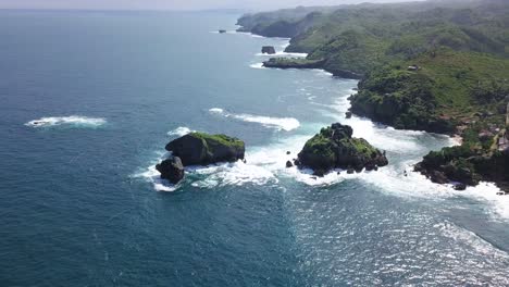 Vista-Aérea-De-La-Costa-Y-Las-Islas-De-Coral-En-El-Surf-En-La-Isla-Timang,-Indonesia