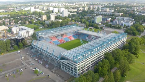 Drone-Orbitando-Sobre-El-Estadio-Wisla-De-Cracovia