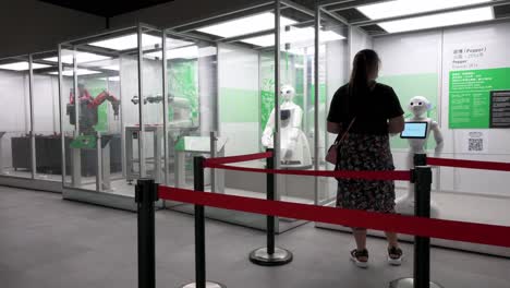 Eine-Familie-Interagiert-Während-Der-„Roboter“-Ausstellung-Im-Hong-Kong-Science-Museum-In-Hongkong-Mit-Einem-Roboter