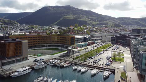 Geschäfts--Und-Bürogebäude-Mit-Parkplatz-Und-Jachthafen-–-Vollständige-Luftübersicht-Solheimsviken-Norwegen