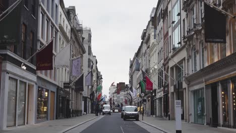 London-–-Leere-Straßen-–-Alte-Bond-Street-Mit-Luxusmarkenflaggen-Und-Leeren-Geschäften