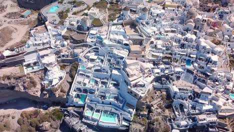 Luftaufnahmen-Von-Weißen-Häusern-Auf-Der-Insel-Santorin,-Griechenland
