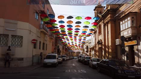 Malta,-Zabbar,-Menschen-überqueren-Die-Umbrella-Street