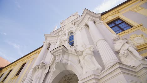 Fassade-Des-Eingangs-Zum-Kloster-Dürnstein