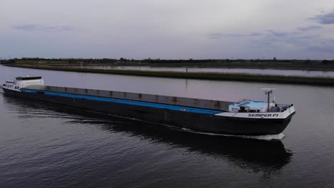 Entladenes-Sempre-Fi-Frachtschiff,-Das-Bei-Sonnenuntergang-Auf-Der-Wasserstraße-In-Barendrecht,-Südholland,-Niederlande,-Segelt